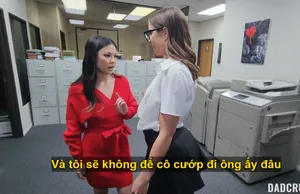 Ngôi sao nữ thần đẹp nhất, vẻ đẹp trong sáng và ngọt ngào, đang thổi kèn trên ghế sofa, sau đó nở nụ cười gian tà như thể không quan tâm...