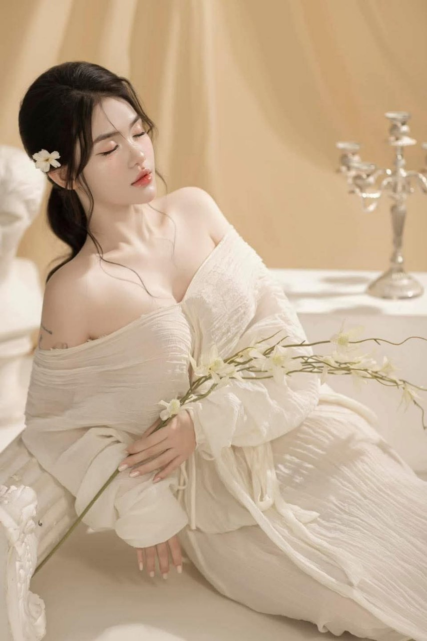 Người dẫn chương trình đĩ giá trị cao nhất mời cư dân mạng đến văn phòng mặc vớ đen gợi cảm, khiêu vũ nóng bỏng, cám dỗ, tán tỉnh, quan hệ tình dục bằng miệng và quan hệ tình dục